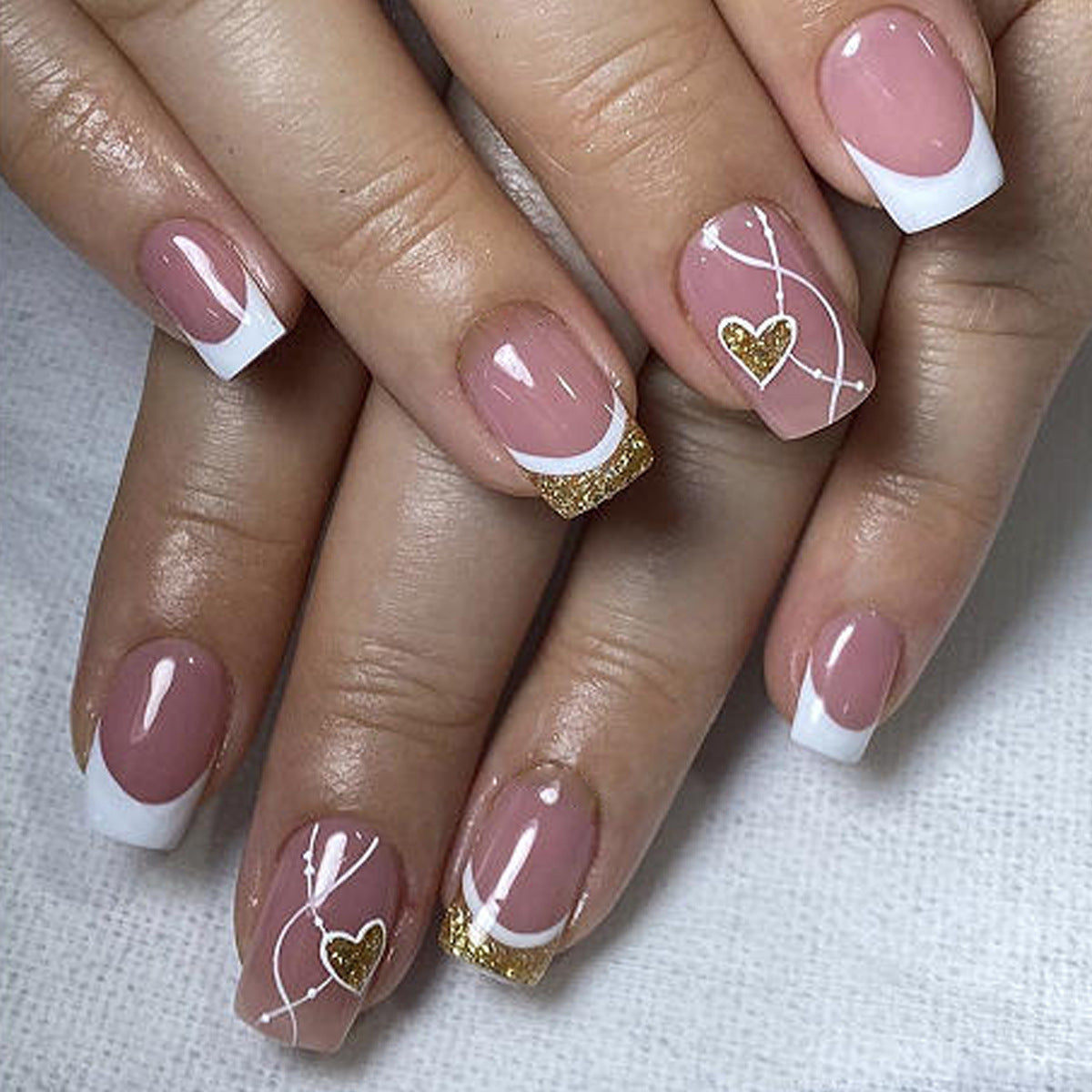 Elegante herzförmige Acryl-Nagelkunst Brehn