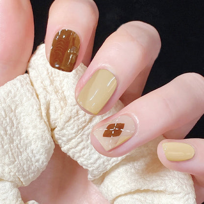Kunstvolle Nagelverlängerungen mit elegantem Blattmuster Brehn