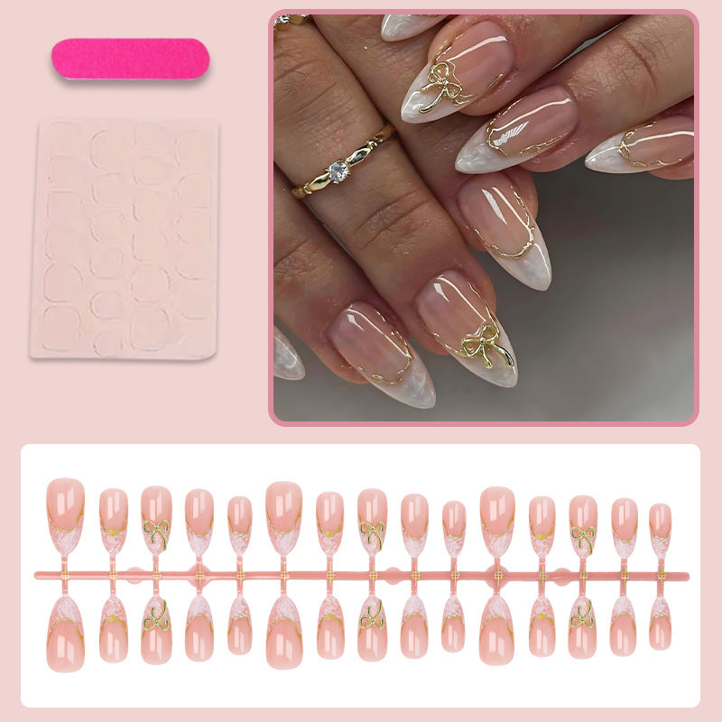 Kunstnagelset mit luxuriösen Spitzen und glamourösen Akzenten Brehn