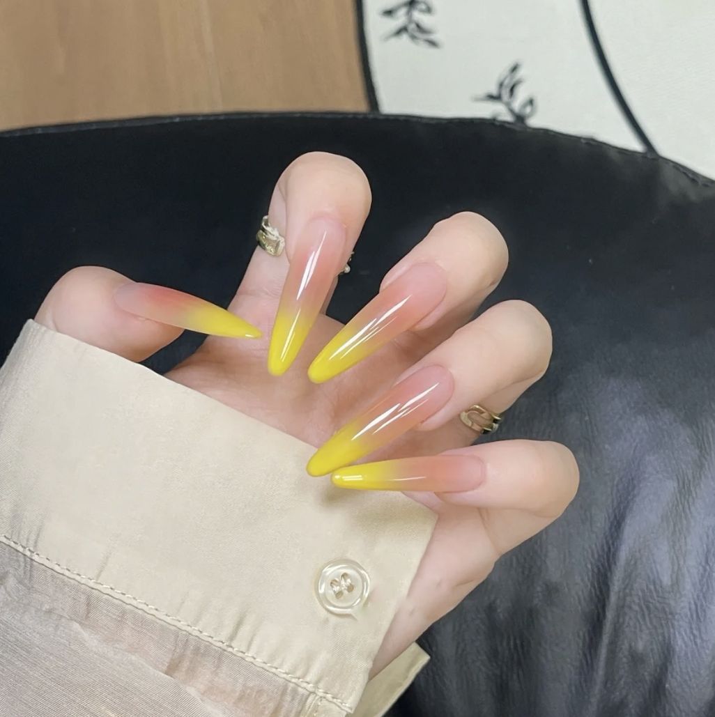 Kunstnägel mit Elegantem Ombre-Finish Brehn