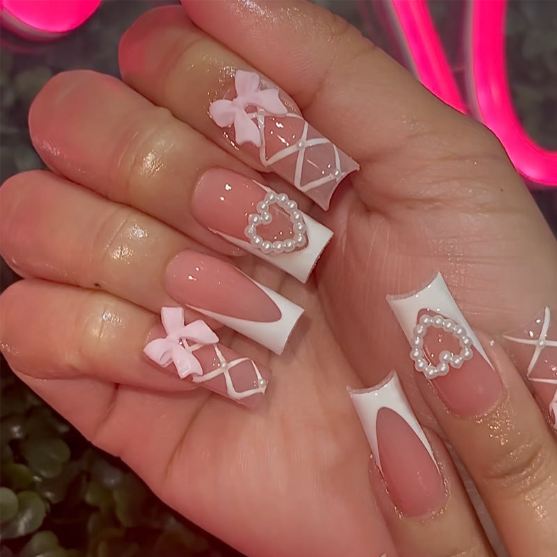 Elegante Stiletto Press-On Nagelkunst mit Strass-Akzenten Brehn
