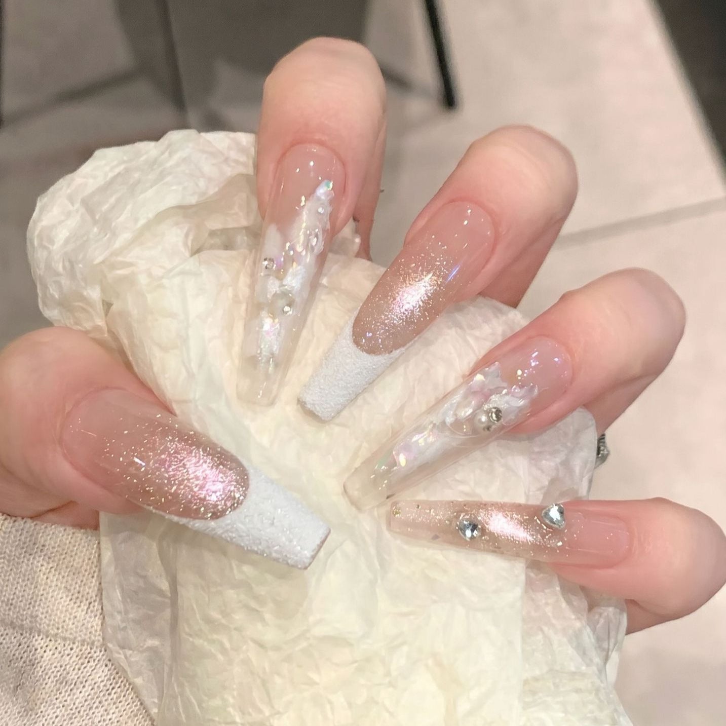 Elegantes Press-On-Nail-Set mit floralen und Edelsteinakzenten Brehn