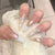 Elegantes Press-On-Nail-Set mit floralen und Edelsteinakzenten Brehn