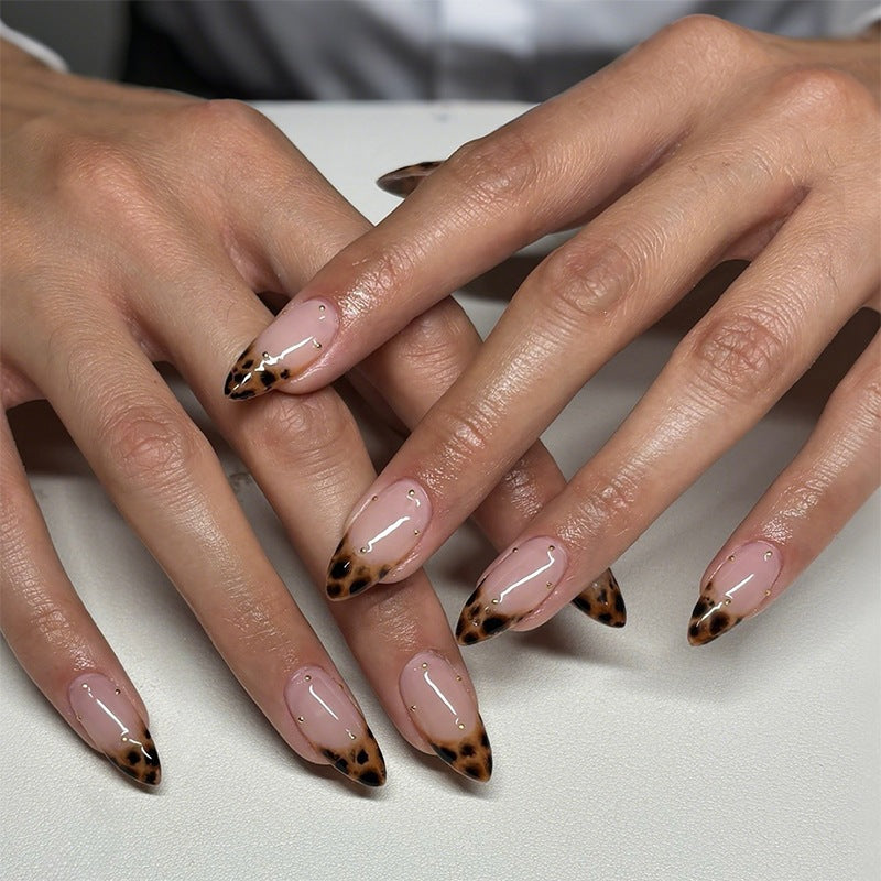 Kunstnagelset mit Leopardenmuster und Glitzerverzierungen Brehn