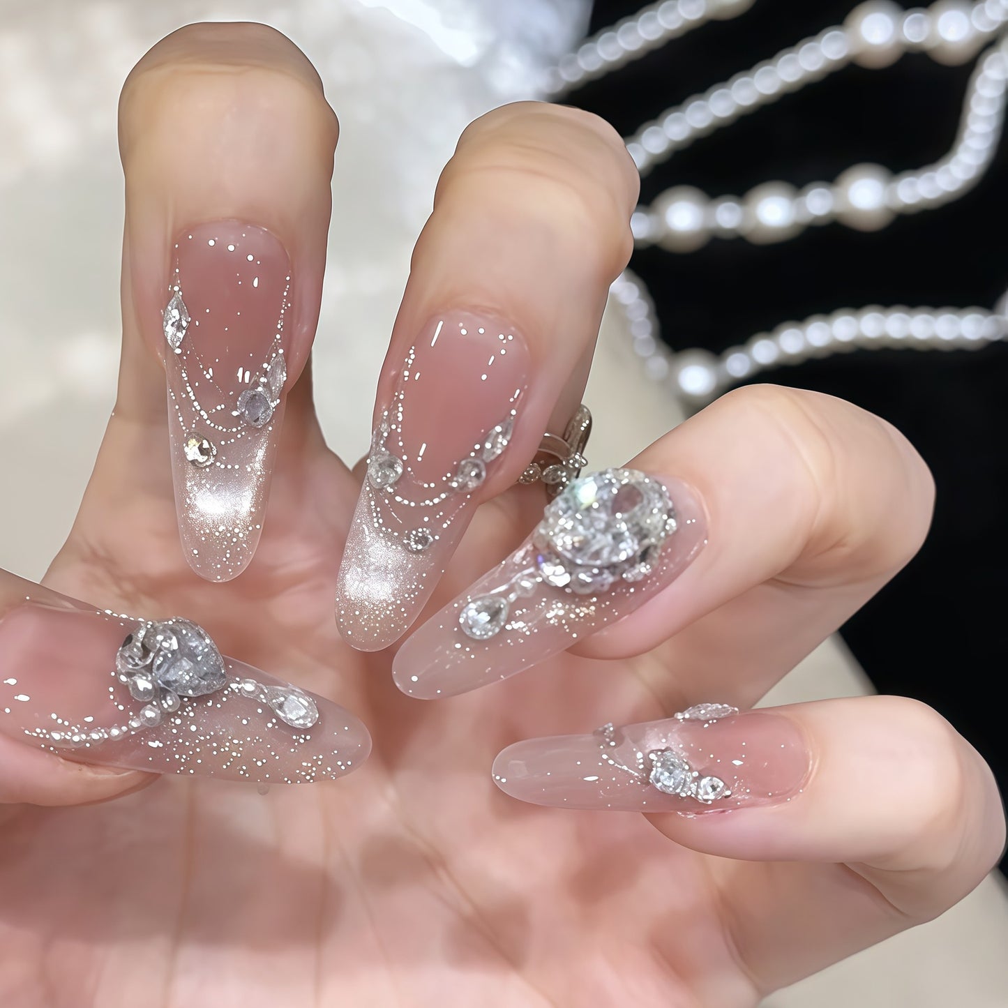 Glamouröse Kunstnagelspitzen mit Strass-Akzenten Brehn