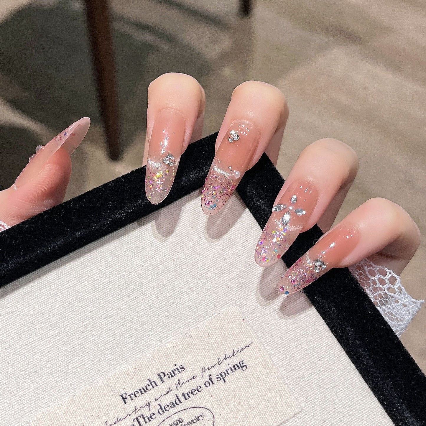 Elegantes, mit Glitzer versehenes Press-On-Nail-Design Brehn