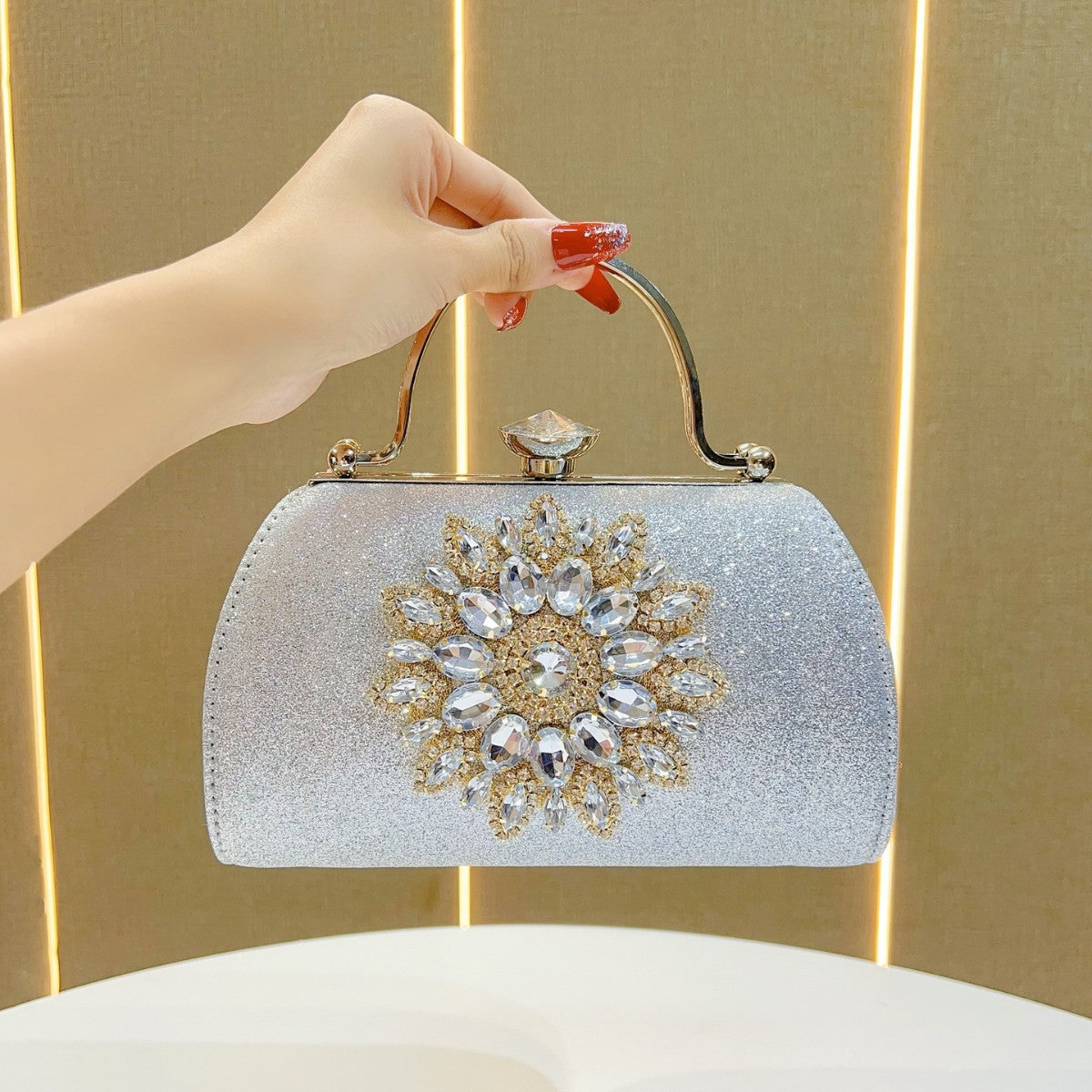 Glitzernde Blumenverzierte Abendtasche