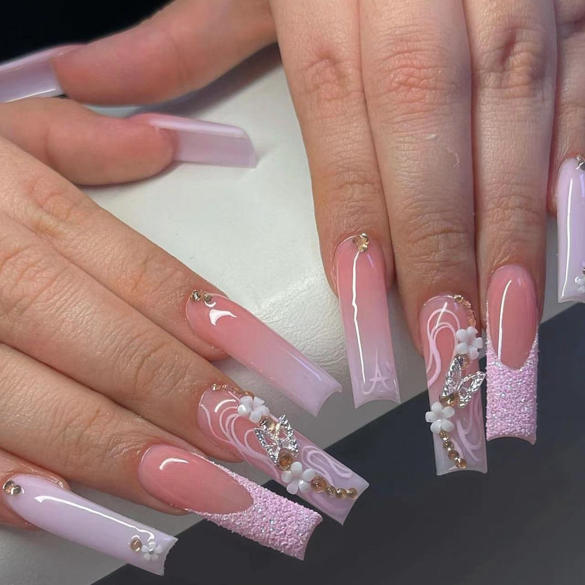 Blumen- und Glitzer-Stiletto-Press-On-Nägel Brehn