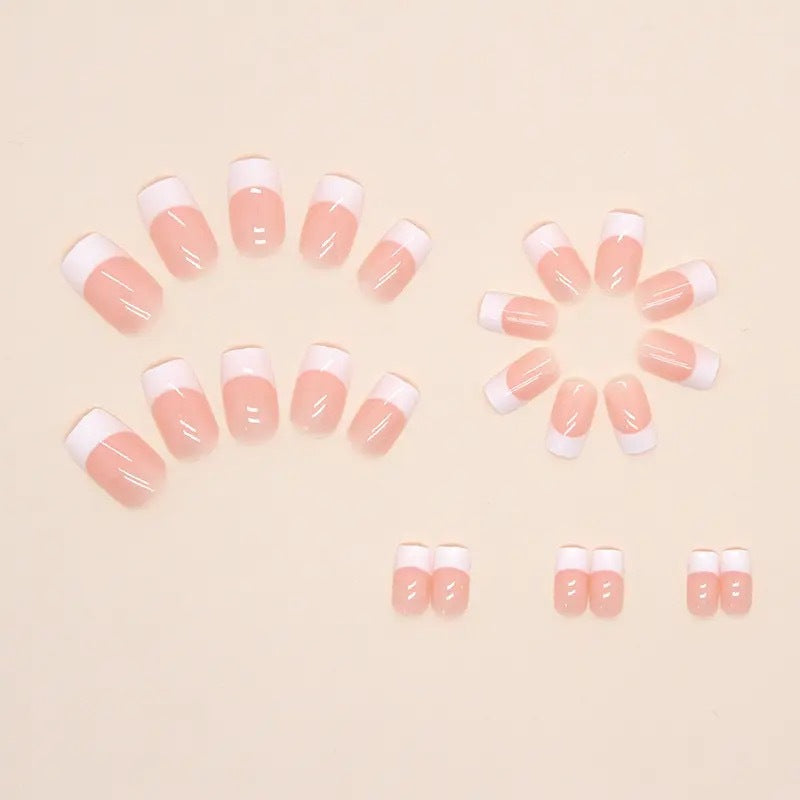 Kunstnagelset mit elegantem French Design und glänzendem Finish Brehn