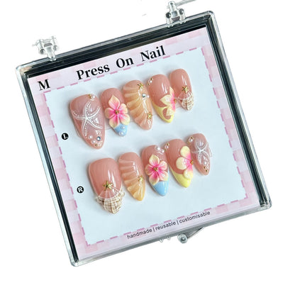 Künstlerisches Press-On Nagelset mit Blumen- und Muschel-Designs