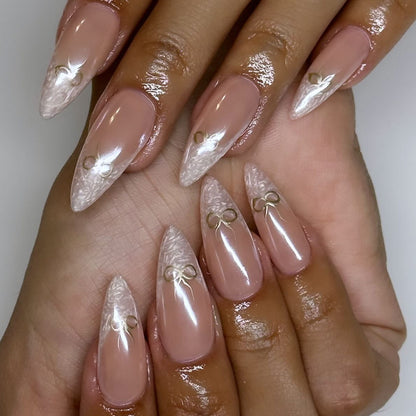 Kunstvolle Stiletto-Nägel mit elegantem Design und strahlenden Akzenten Brehn