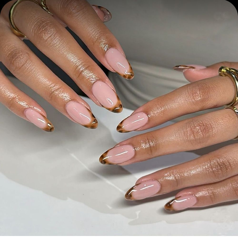 Stylisches Press-On-Nagelset mit schimmerndem Finish Brehn