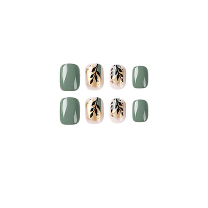 Kunstvolle Nagelverlängerungen mit elegantem Blattdesign Brehn