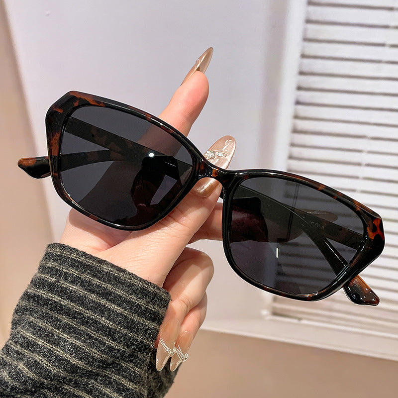 Damen moderne rechteckige Sonnenbrille mit robustem Gestell Brehn