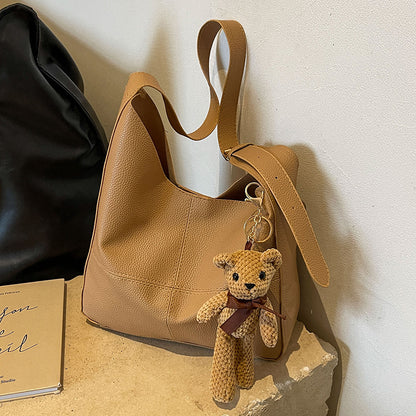 Lederhandtasche mit Teddy-Anhänger
