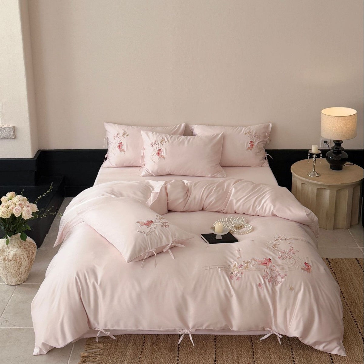 Besticktes Satin-Bettwäsche-Set mit Schleifenbändern und zarter Blumenstickerei Brehn