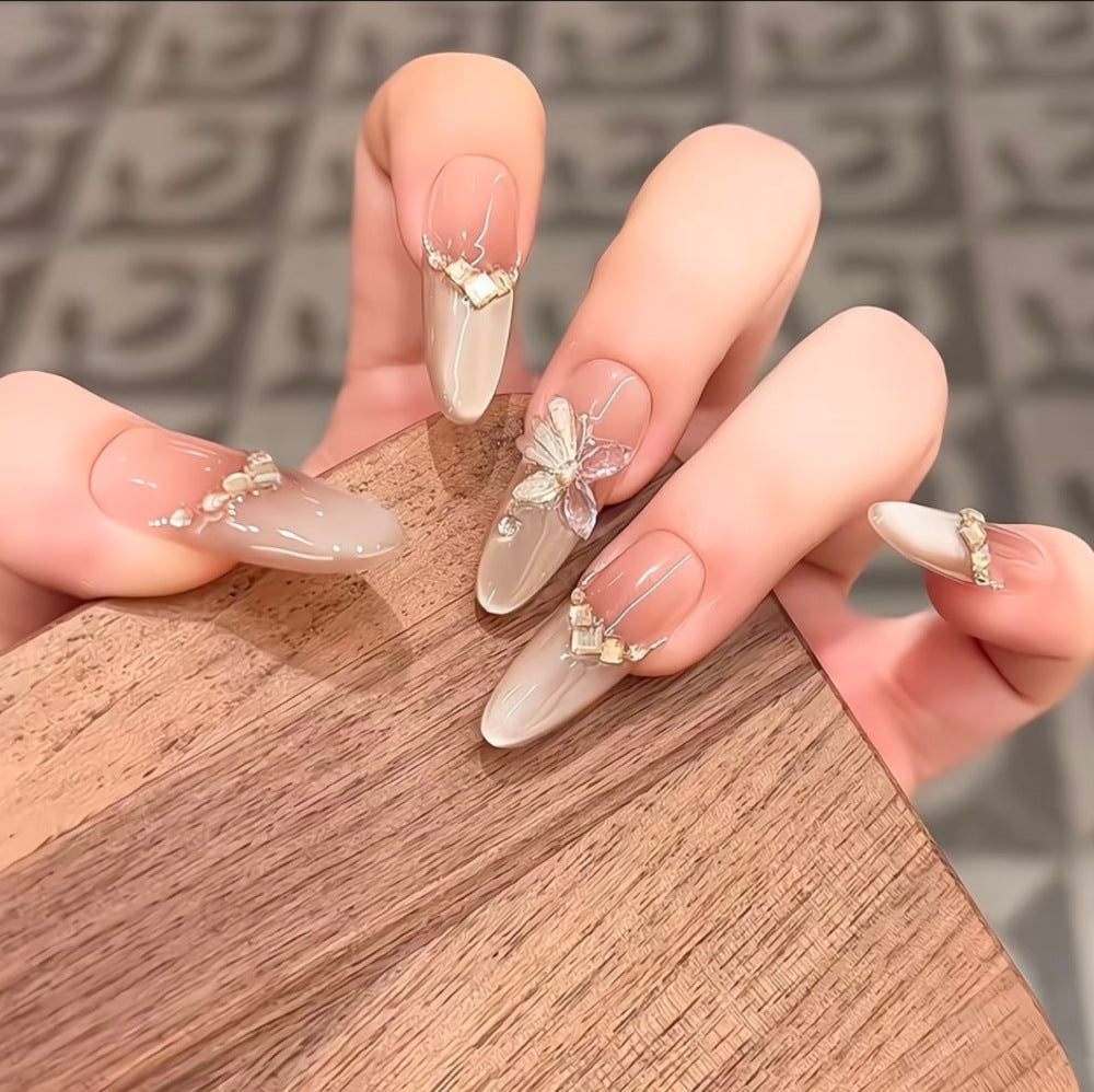 Dekoratives Druck-Nagelset mit floralen Akzenten Brehn