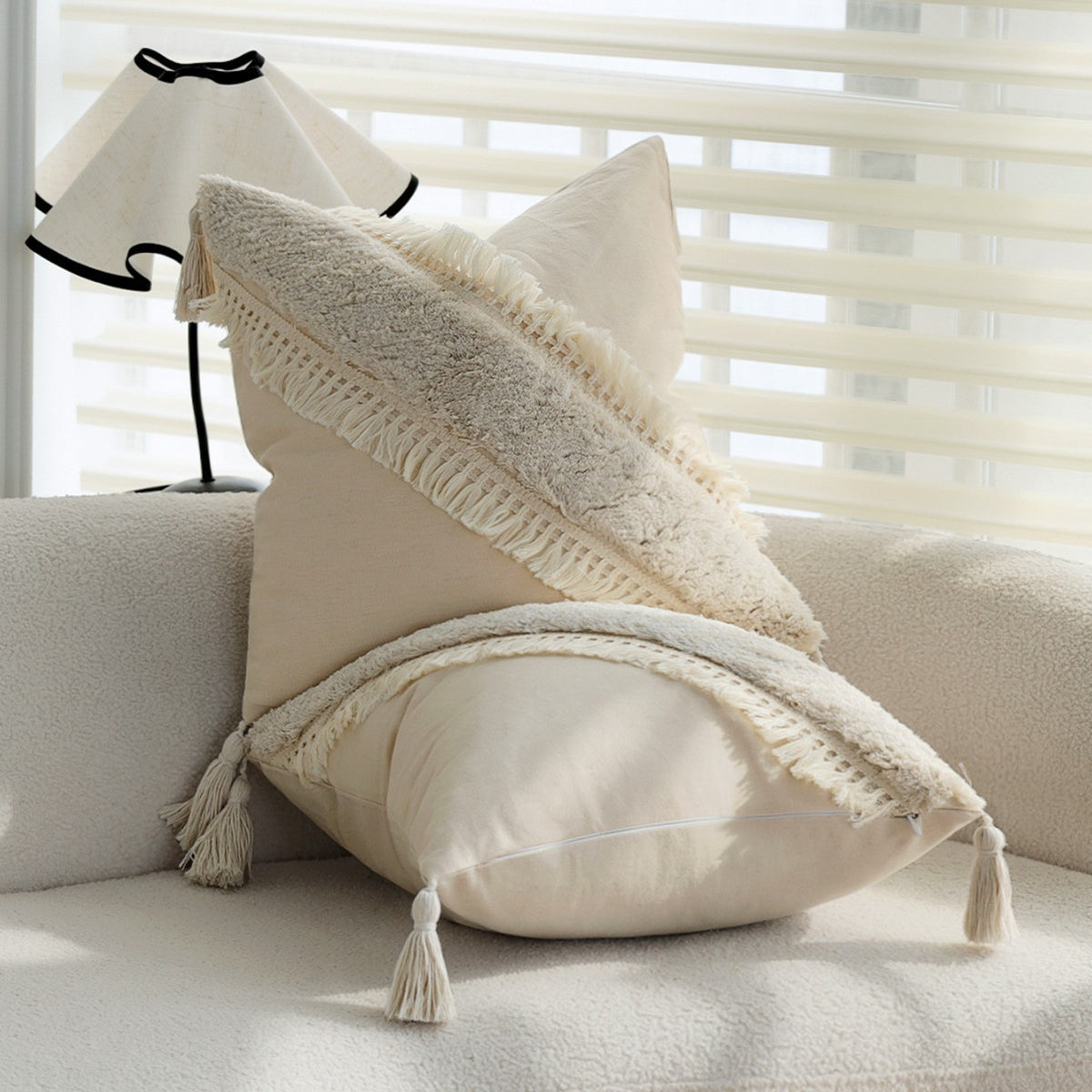 Quadratischer Boho-Kissenbezug mit diagonalem Teddy-Relief, Fransen und Eckquasten Brehn
