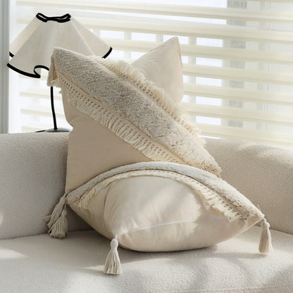 Quadratischer Boho-Kissenbezug mit diagonalem Teddy-Relief, Fransen und Eckquasten Brehn