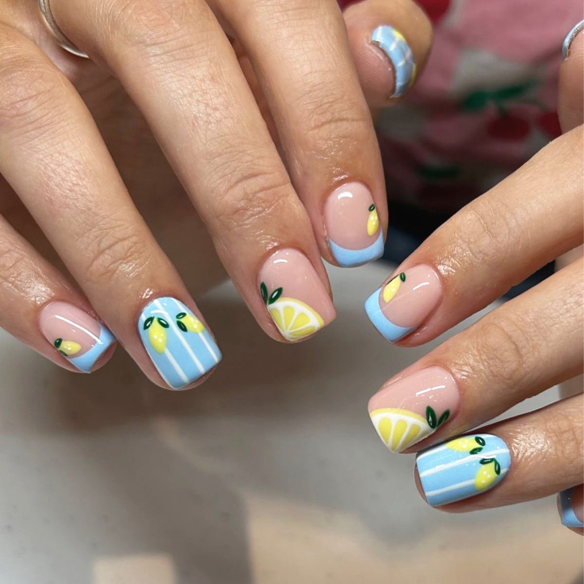 Kunstvolle Nagelkunst mit fruchtigem Zitronen-Design Brehn