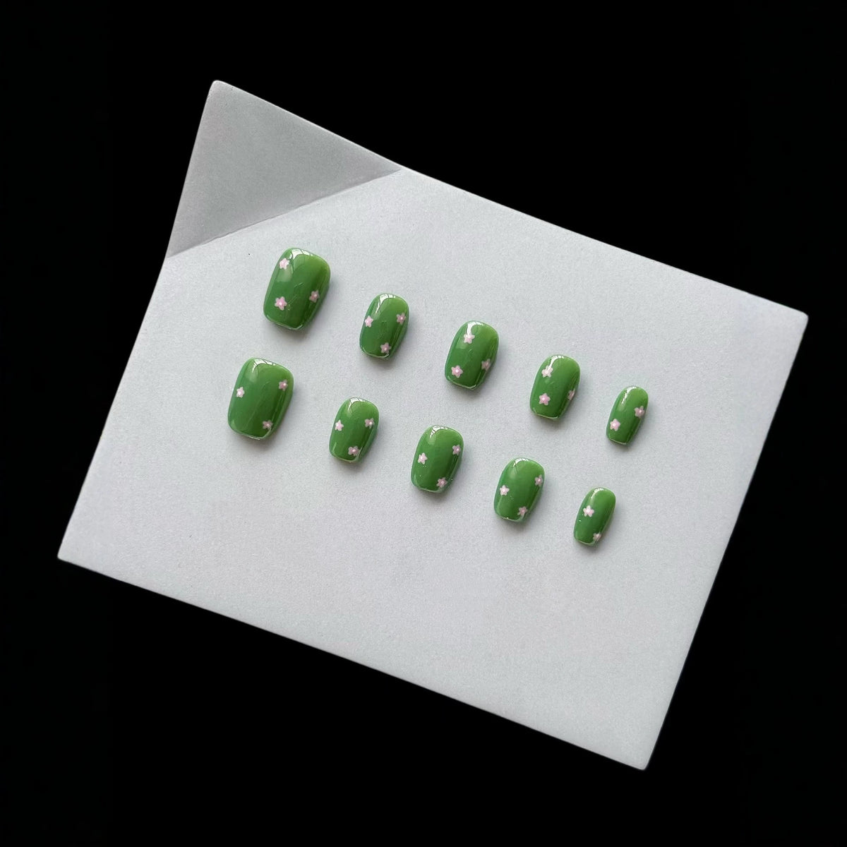 Künstlerisches Press-On-Nagel-Set mit Blumenmotiven