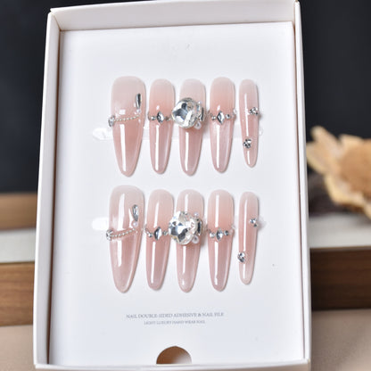 Luxuriöse glitzernde Stiletto-Nagelverlängerungen Brehn