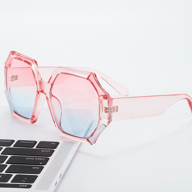 Damen modische Sonnenbrille mit facettiertem Rahmen Brehn