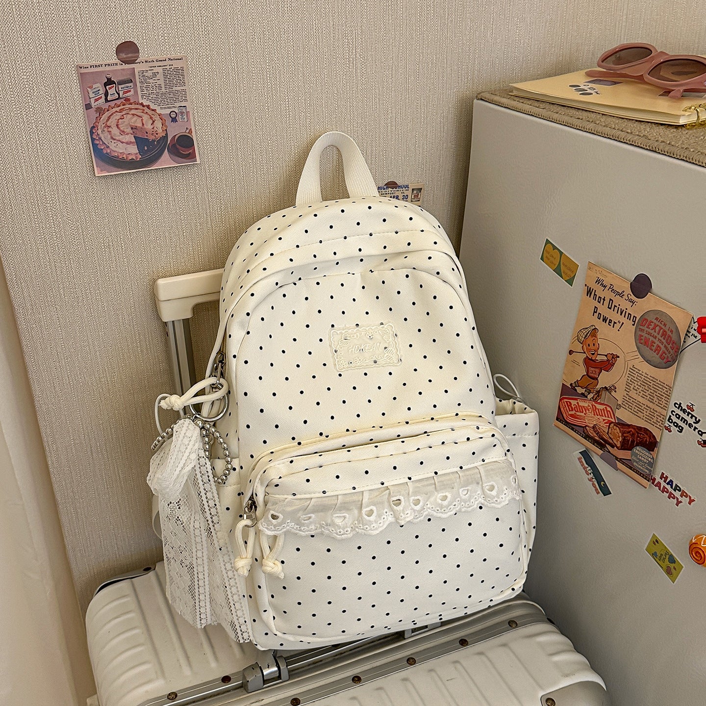 Charmanter mit Spitzenbesatz versehenes gepunktetes Schulrucksack