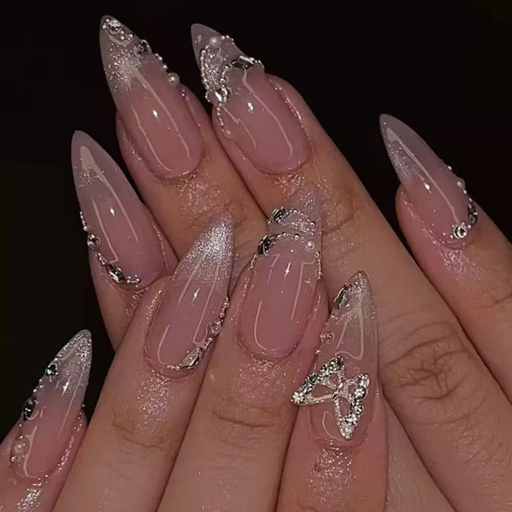 Elegantes Stiletto-Nageldesign mit Strassverzierungen Brehn