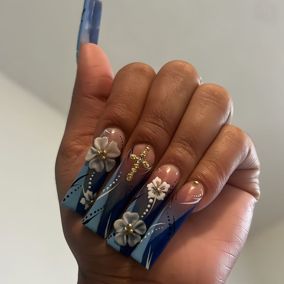Künstlerische Nagelkunst Brehn