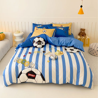 Kinder-Bettwäsche-Garnitur mit Fußball-Print, gestreifter Satin-Hülle und dekorativem Ballkissen Brehn