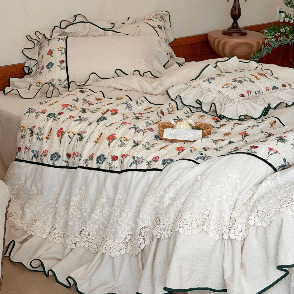Vintage Cottage Floral Gepatchtes Bettüberwurf Ensemble mit Rüschensaum & Bestickten Kissenbezügen