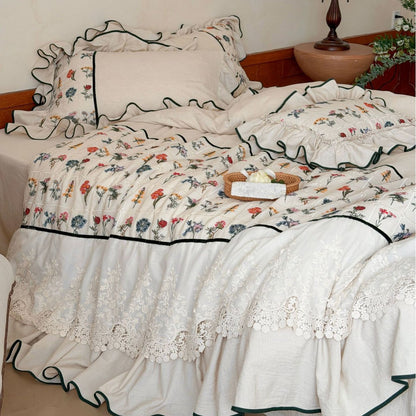 Vintage Cottage Floral Gepatchtes Bettüberwurf Ensemble mit Rüschensaum & Bestickten Kissenbezügen