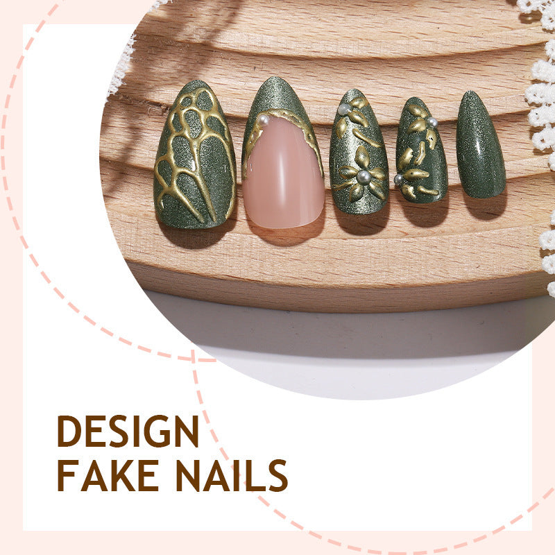 Elegantes Kunstnagelset mit filigranem Design und Goldverzierungen Brehn
