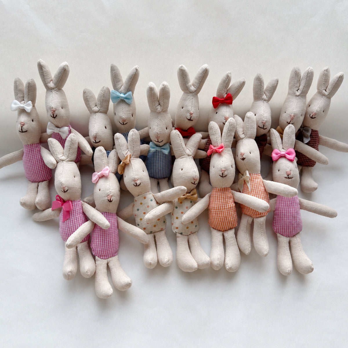Handgemachte Leinen-Hase-Kuschelpuppe mit Karomuster-Outfit