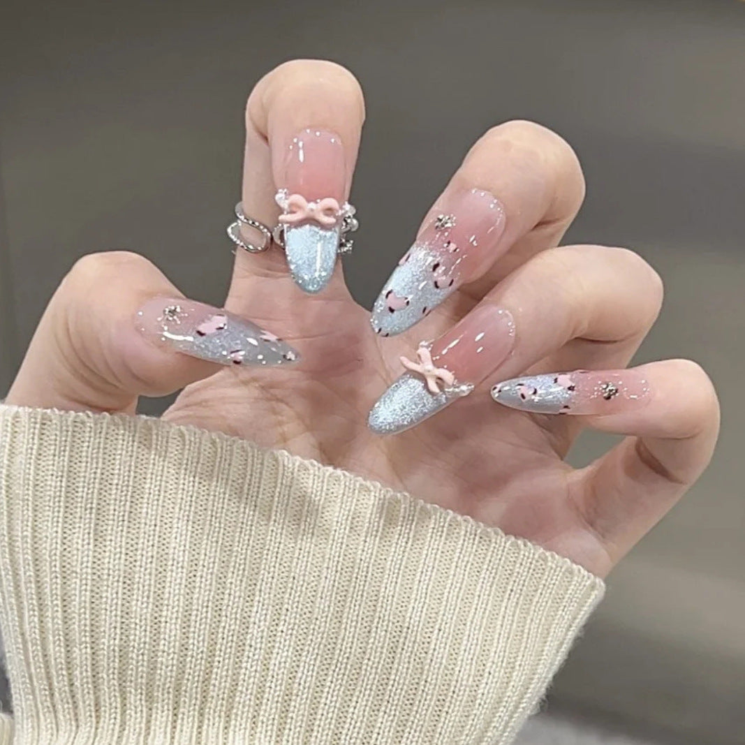 Künstlerisches Press-On-Nageldesign mit floralem und edelsteinbesetztem Akzent Brehn