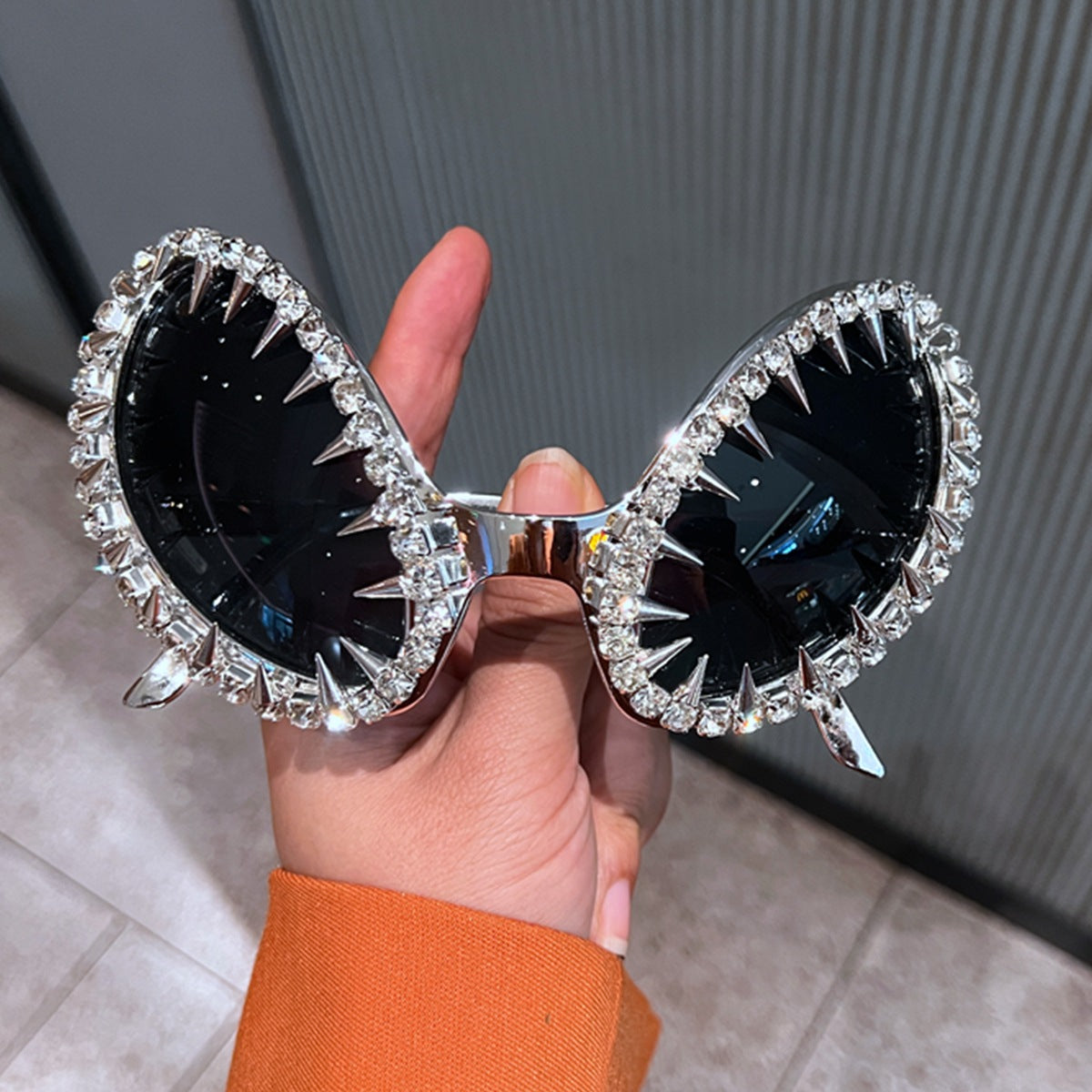 Damen futuristische Statement-Sonnenbrille mit funkelndem Kristallrahmen Brehn