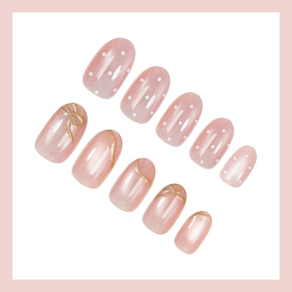 Kunstnagelset mit schimmernden Akzenten und eleganten Goldverzierungen Brehn