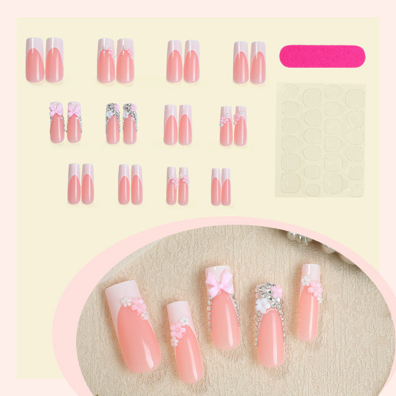 Dekorativer Press-On Nagelset mit eleganten floralen und Juwelenelementen Brehn