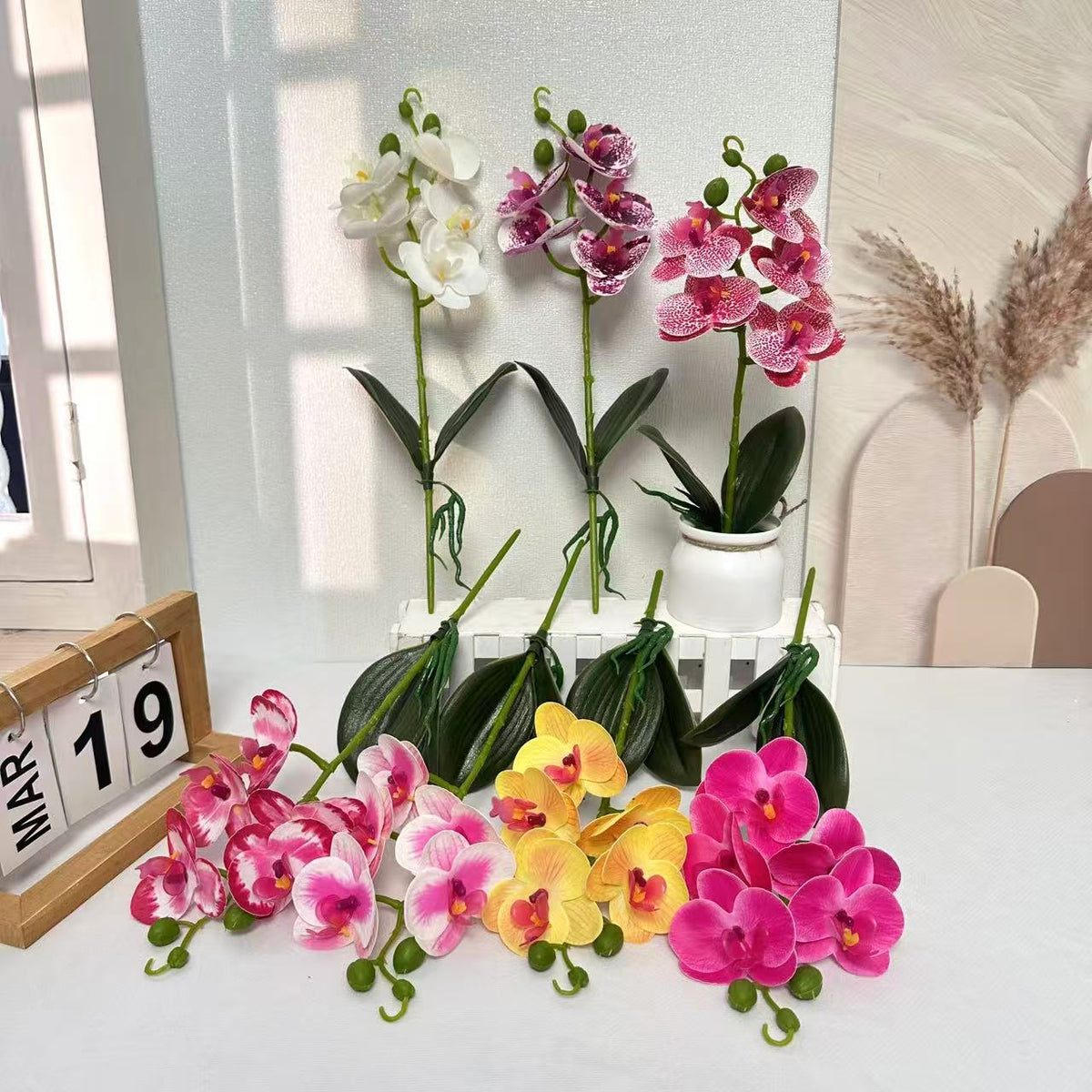 Lebensechte Orchideenpflanzenanordnung für die Innendekoration