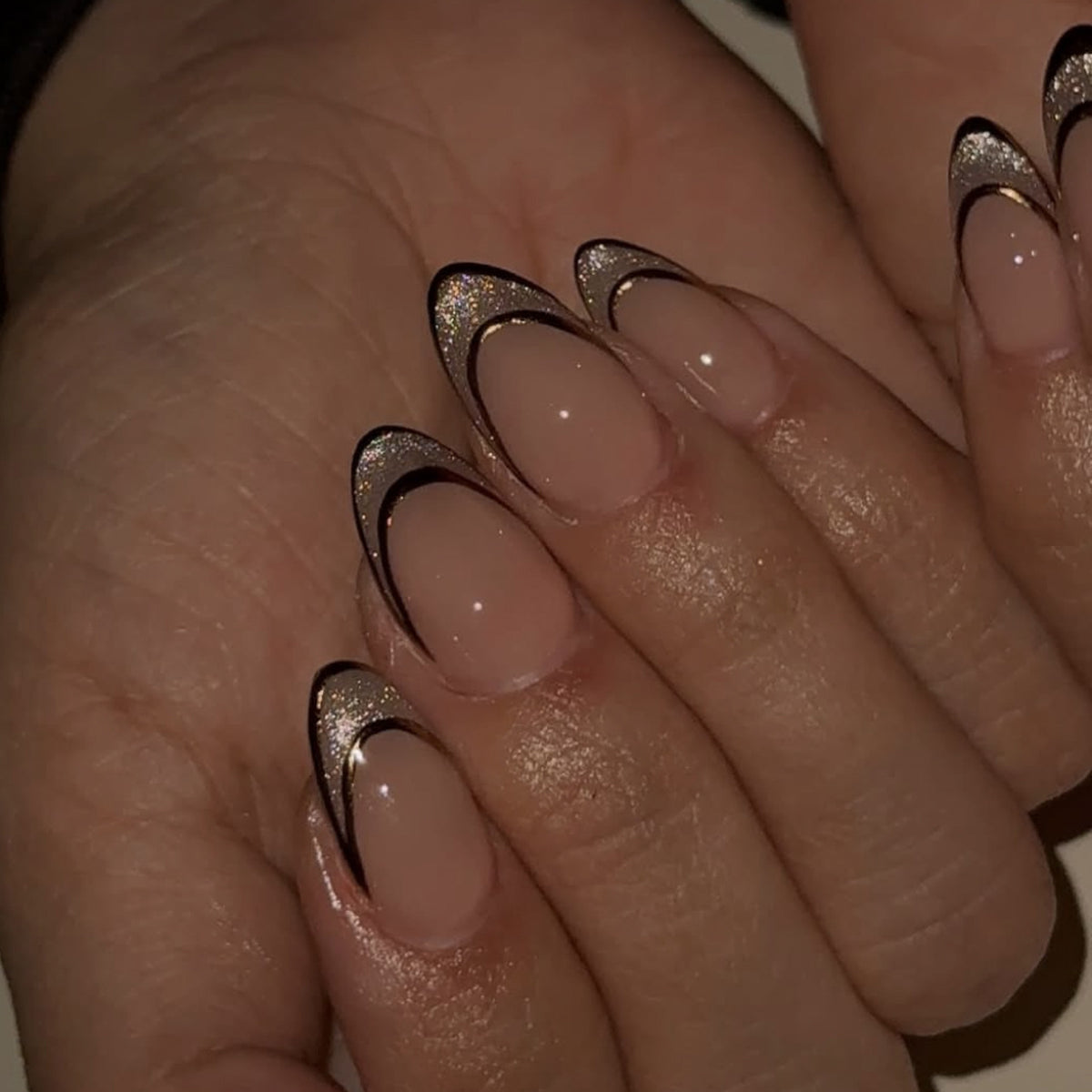 Künstliche Nagelkunst mit verspielten Punkten und Schleifen Brehn