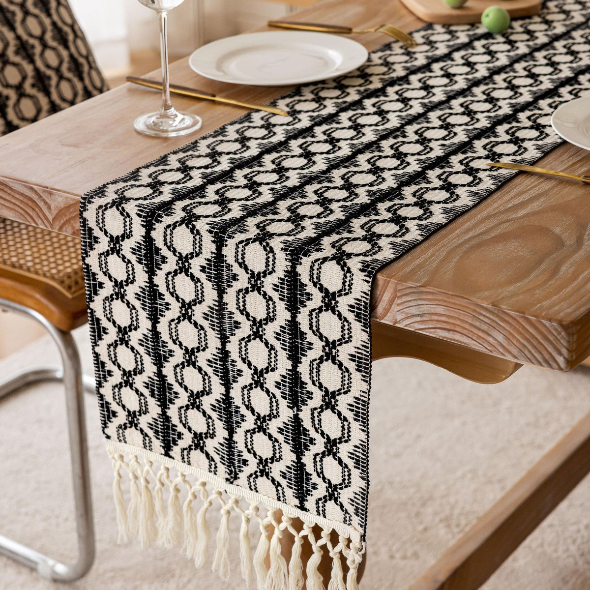 Handgewebter Bohemian Baumwoll- Tischläufer mit Fransenquasten und geometrischer Stickerei