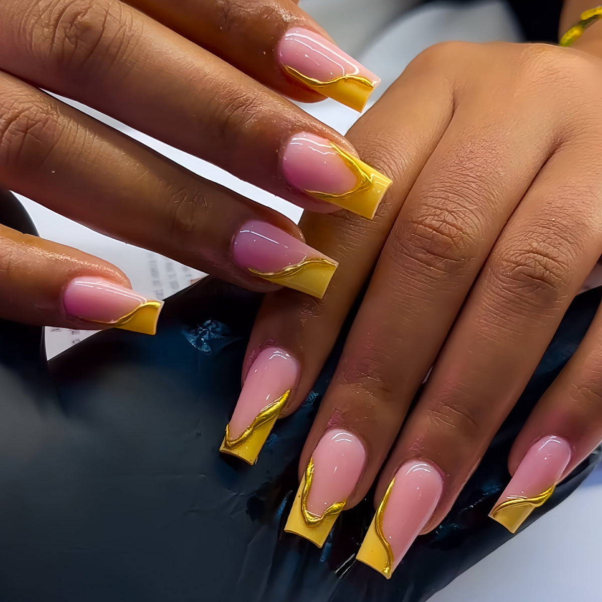 Elegante Acryl Französische Spitze Drucknägel mit goldenen Details Brehn