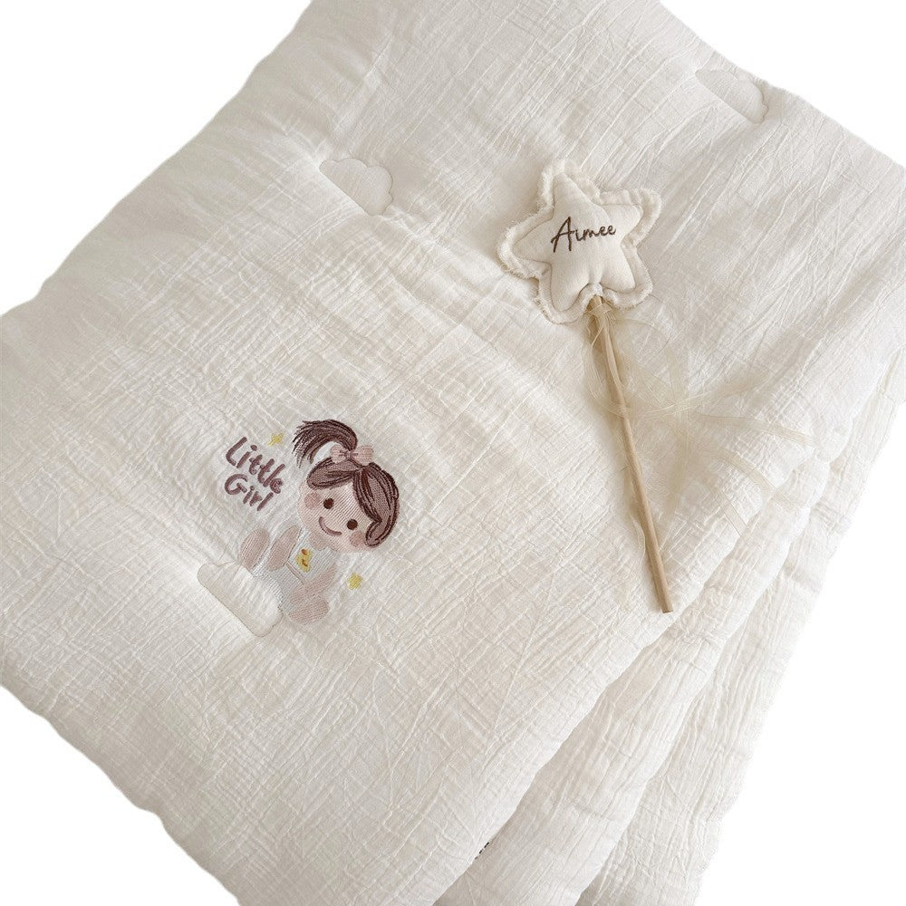 Babybaumwoll-Musselin-Kuscheldecke mit besticktem Mädchenmotiv