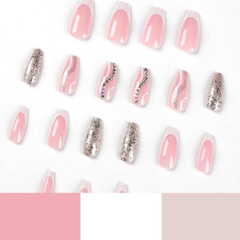 Kunstvolle Nagelkunst mit Glitzer- und Wellenakzenten Brehn