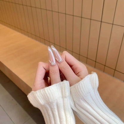 Exquisite Stiletto-Nagelverlängerungen mit Kristallakzenten