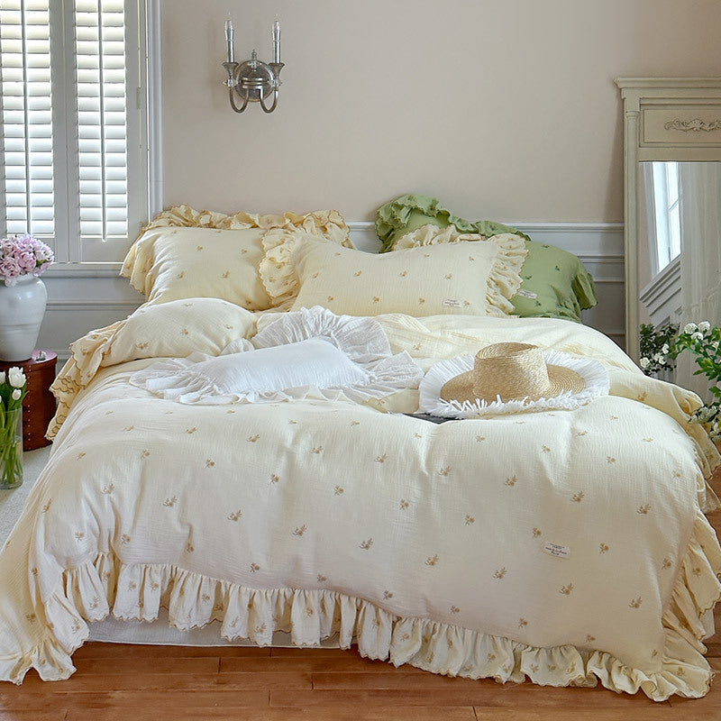 Vintage-inspirierte Bettgarnitur mit Volant und zarter Blumenstickerei