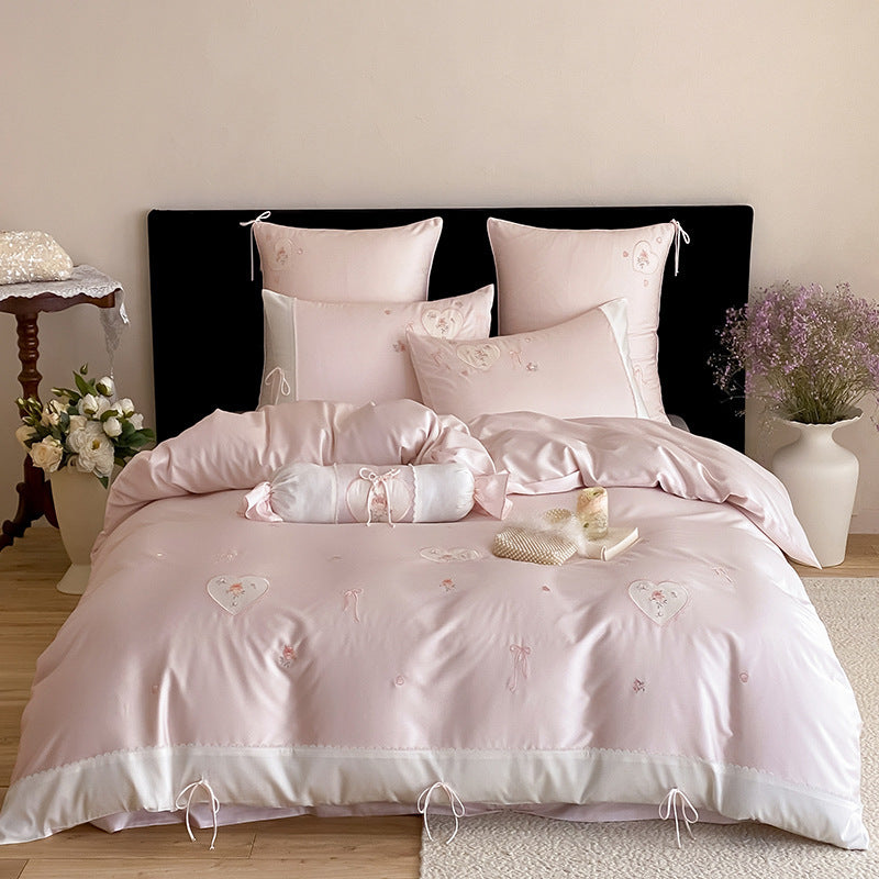 Romantisches Satin-Effekt Bettbezug-Set mit gesticktem Herz-Applikation, dekorativem Kissen und Schleifenverschluss