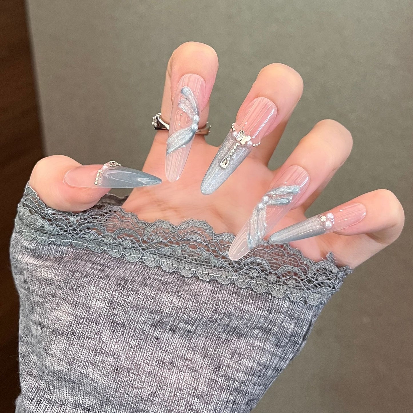 Künstlerisches 3D-Lace-verziertes Press-On-Nagelset Brehn