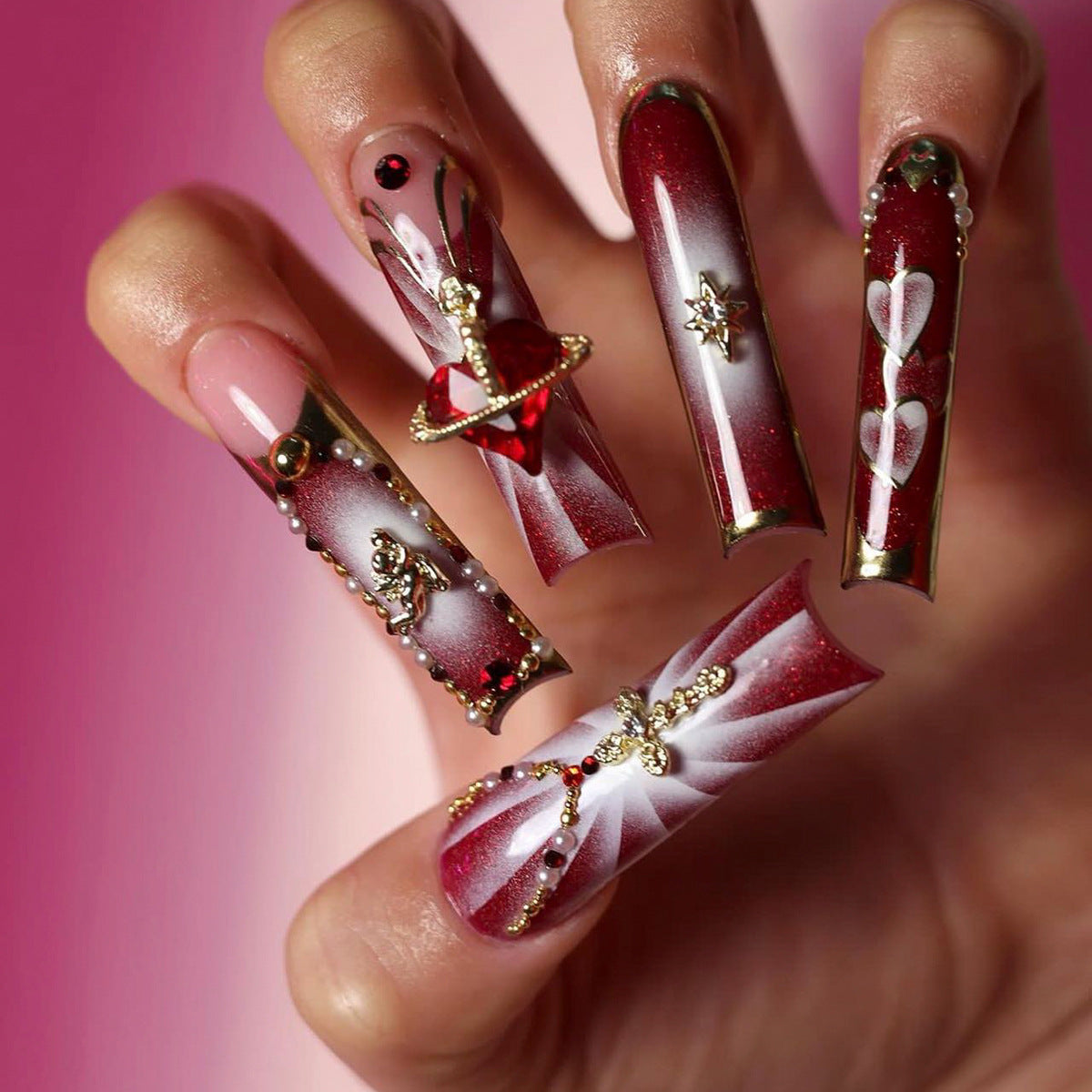 Kunstvolle Nagelkunst mit Glitzer- und Herzmotiven Brehn